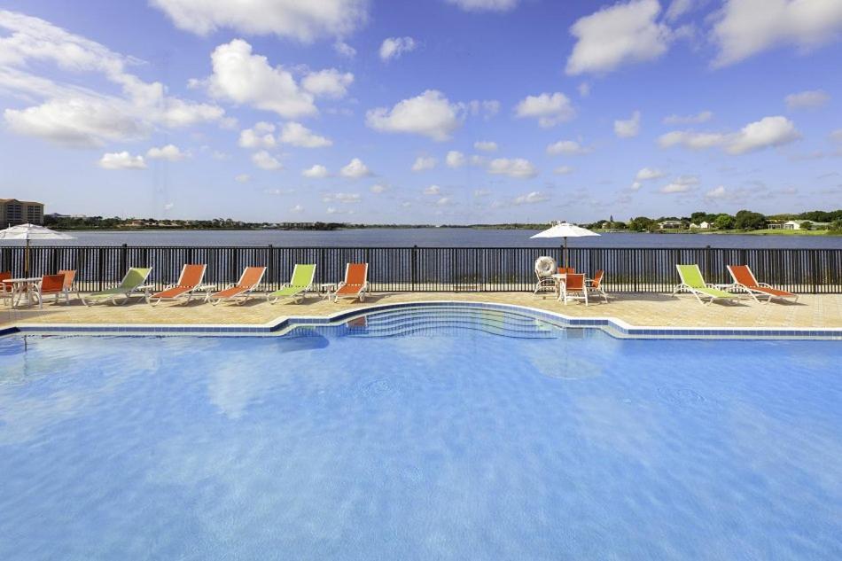 Williamsburg Stunning Condo Near Universal Studios מראה חיצוני תמונה