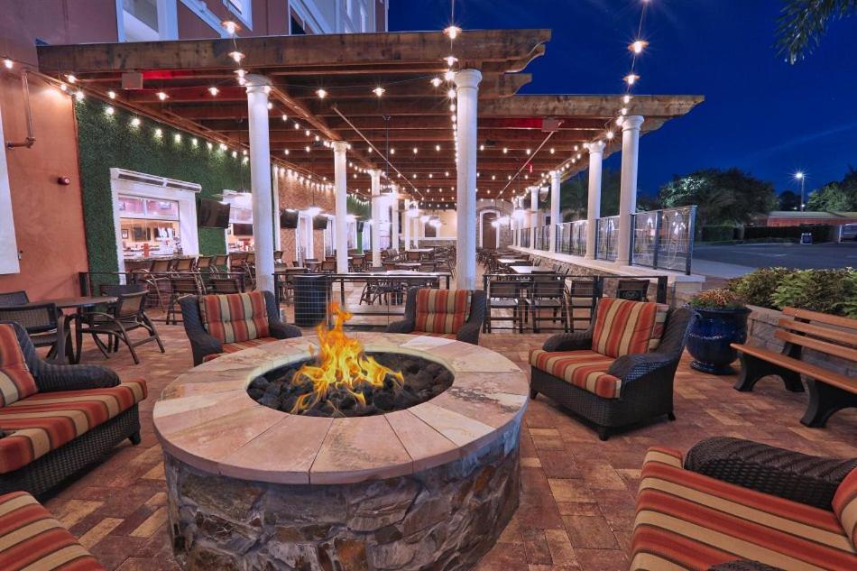 Williamsburg Stunning Condo Near Universal Studios מראה חיצוני תמונה